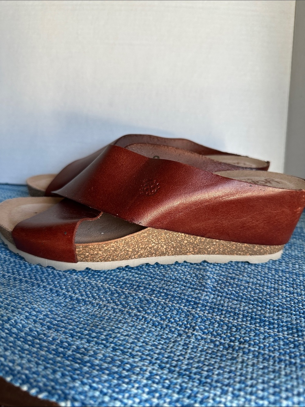 Yokono Women's Tan Leather Crisscross Mule Sandals - Picture 4 of 6